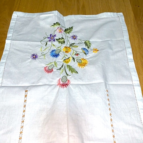 ☀️Friday Happiness SALE☀️ 🌸🍃🪻April Cornell-Embroidered Cotton Tablecloth - Picture 5 of 9
